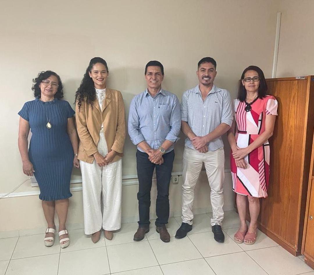 A nova Juíza Titular do Fórum da Comarca de Canarana, Drª Cássia da Silva Alves, recebeu a visita de lideranças políticas do nosso Município.