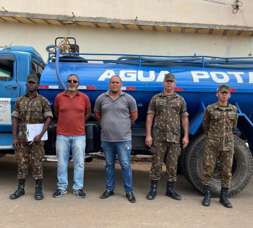 Integrantes do Exército Brasileiro estiveram presentes em nossa cidade, com o intuito de distribuir e fiscalizar a distribuição da água potável, feita através da Operação Carro Pipa.